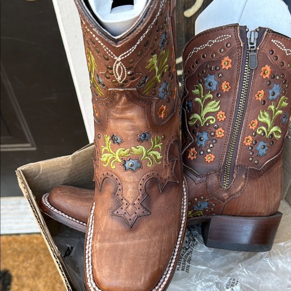 Embroidered Brown Leather Western Boots